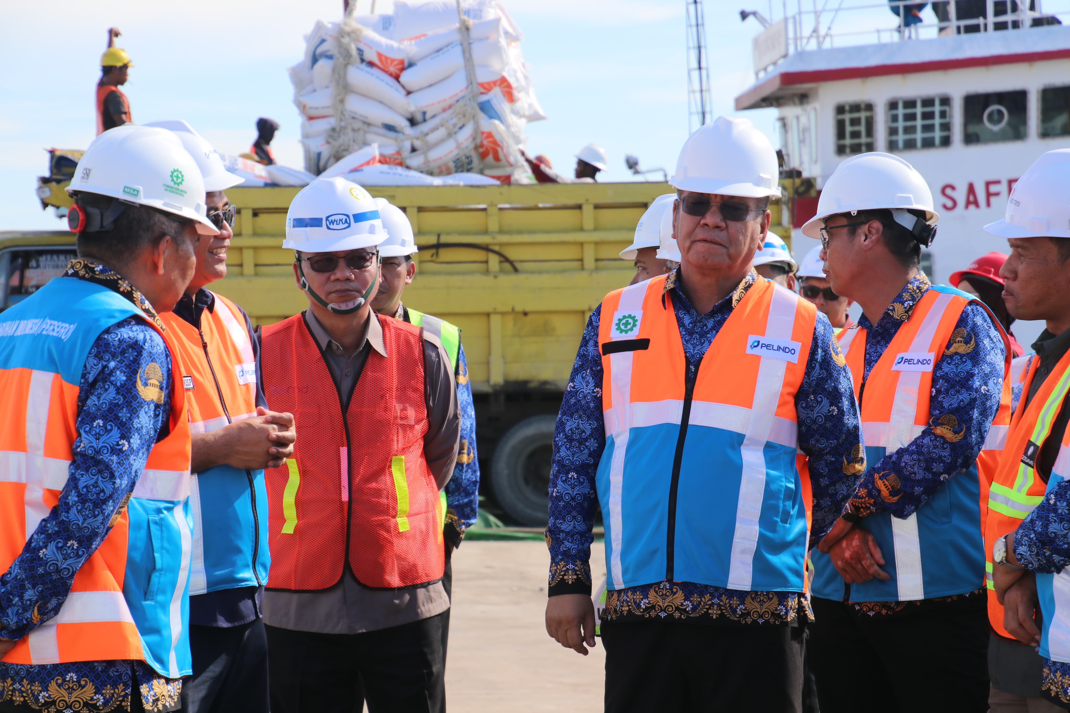 Harisson Tinjau Loading Beras Bulog di Pelabuhan Internasional Kijing