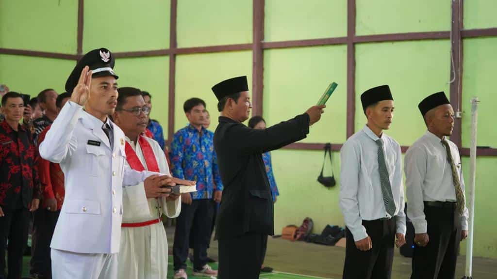 Bupati Kapuas Hulu Pimpin Pelantikan PAW Kades Perujuk dan BPD Nanga Luan
