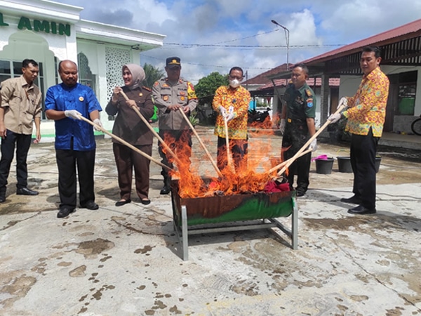 Kejaksaan Musnahkan Barang Bukti 30 Perkara Kejahatan di Ketapang