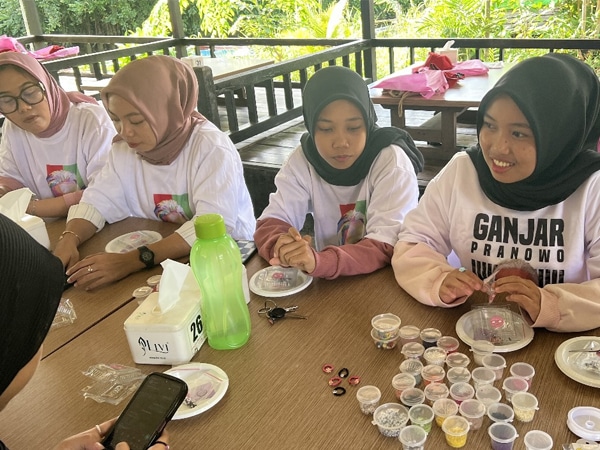 Srikandi Ganjar Ajak Milenial Pontianak Lebih Kreatif dengan Belajar Membuat Cincin Manik