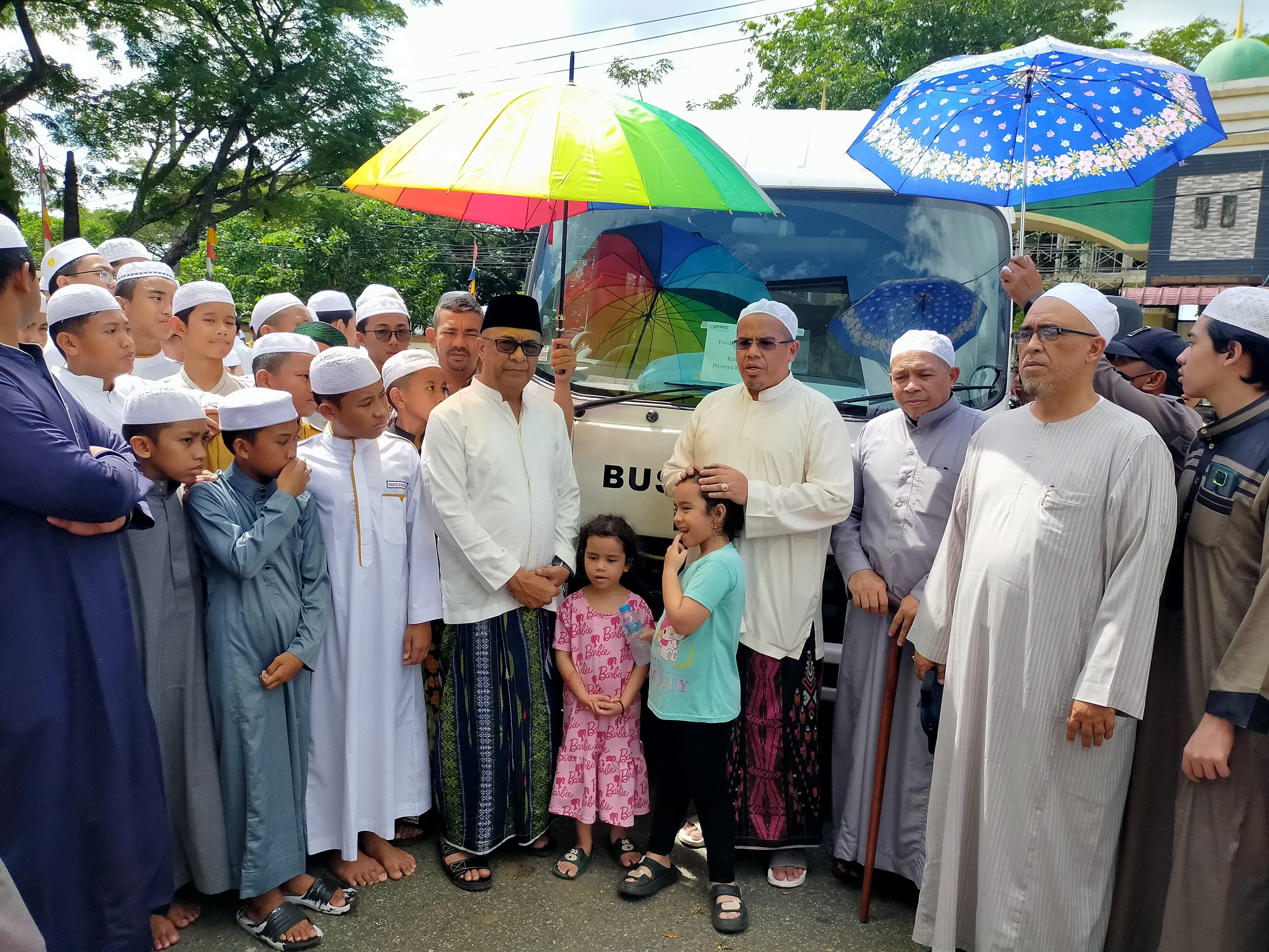 Ponpes Darunnaim Dapat Bantuan Bus, Habib Zaky Bersyukur Dapat Bantuan Aspirasi dari Syarif Abdullah
