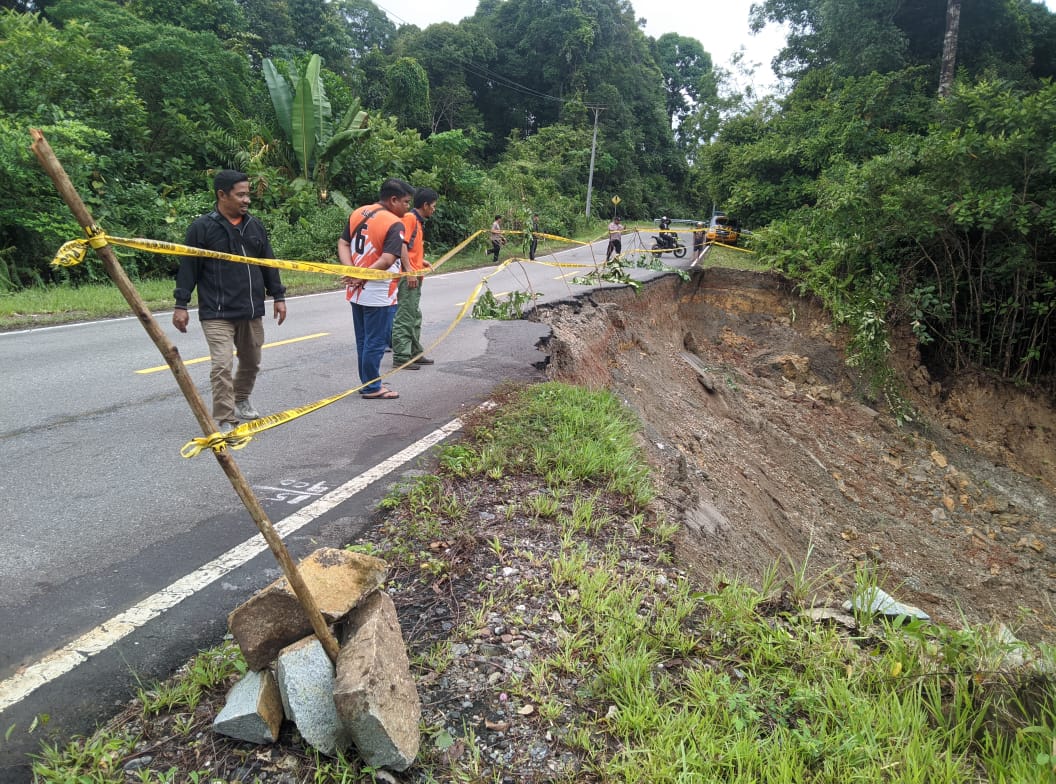 Ruas Jalan Nasional di Desa Sayut Putussibau Selatan Longsor