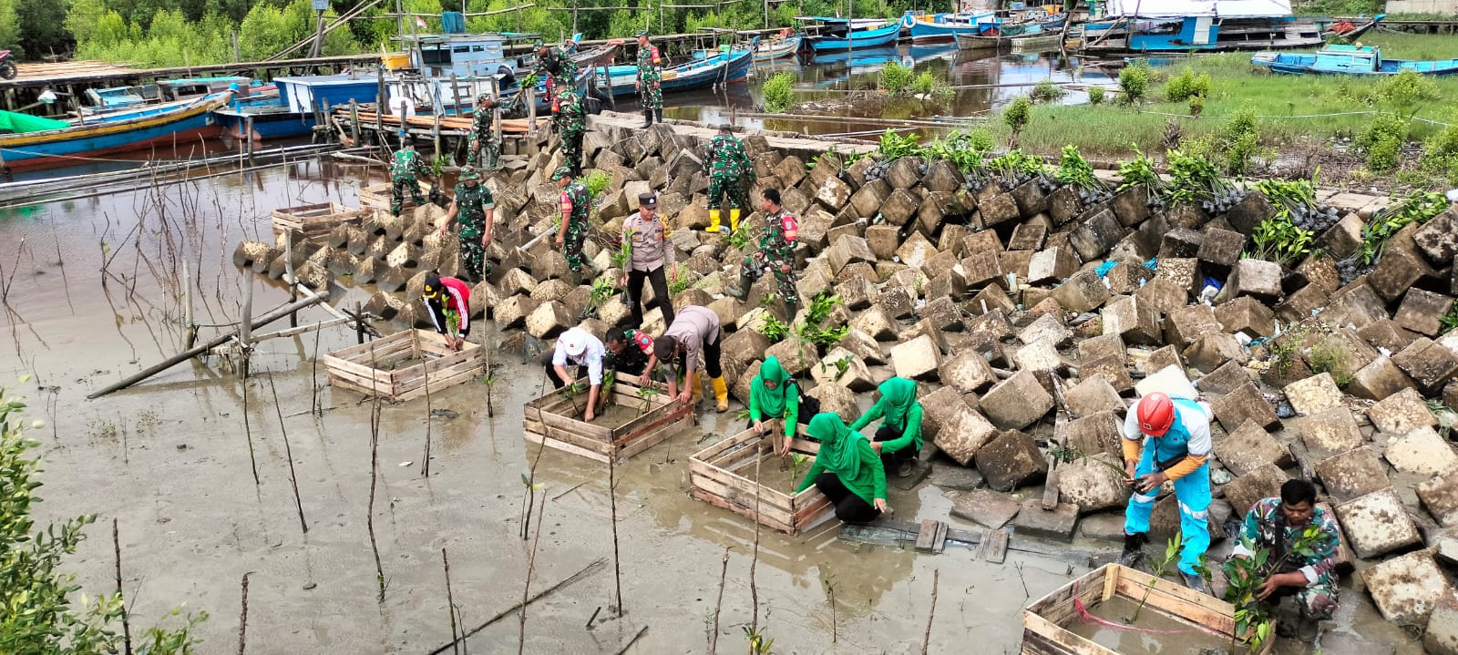 Cegah Banjir dan Penyakit DBD, Koramil 1201-03/Mempawah Hilir Gelar Karya Bakti