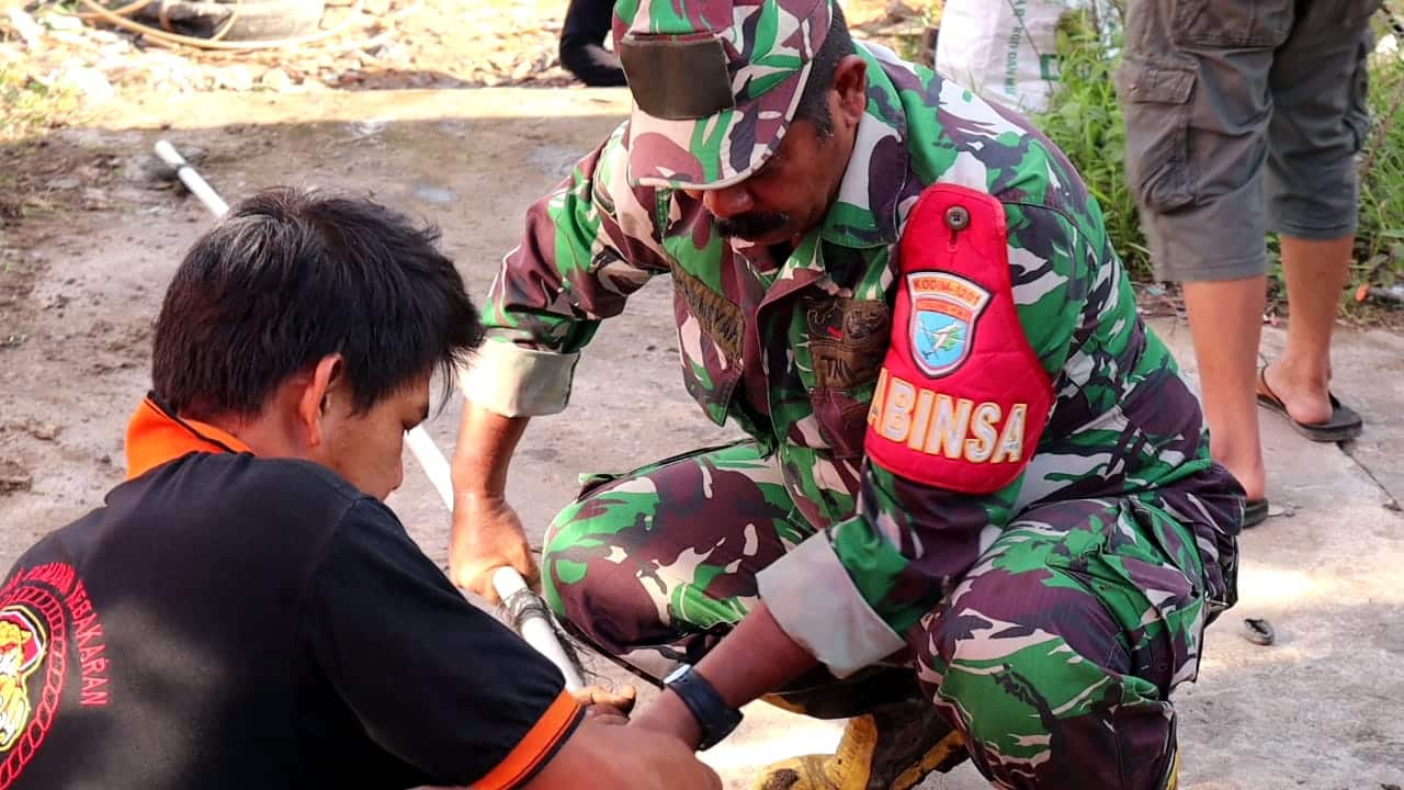 Babinsa Koramil 1201-02 Gotong Royong Bersihkan Drainase Pasar Pinyuh