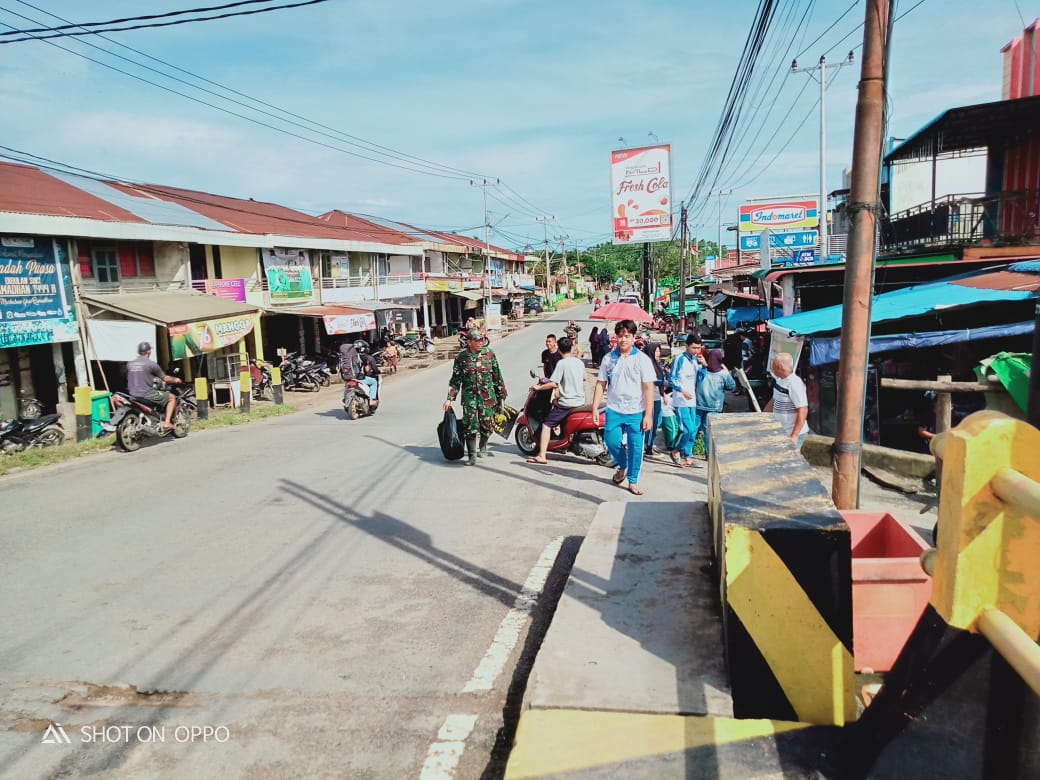 Cegah Banjir, Koramil Sungai Kunyit dan Stakeholder Bersihkan Aliran Drainase Pasar