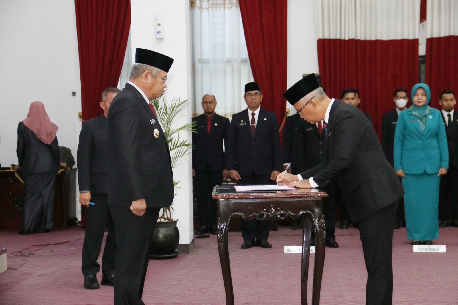 Pj Gubernur Harisson Perpanjang Masa Bakti Sekda Definitif Kota Singkawang Sumastro