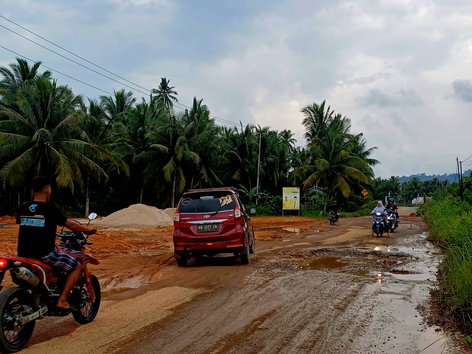 Telan Anggaran Rp 100 Miliar, Warga Masih Keluhkan Jalan Rusak