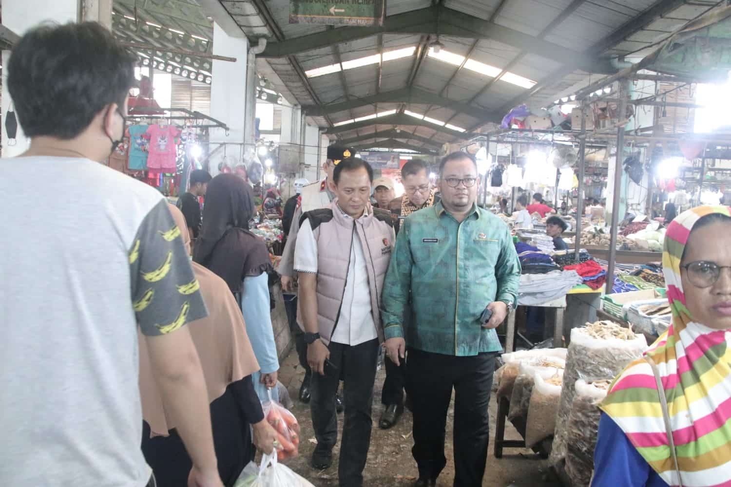 Bersama Tim Bareskrim Polri, PJ Sekda Kalbar Tinjau Ketersediaan dan Harga Sembako di Pasar Flamboyan
