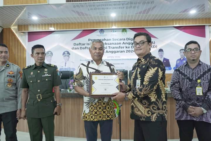 Bupati Ketapang Serahkan Digital Dipa dan Daftar Alokasi TKD Tahun Anggaran 2024