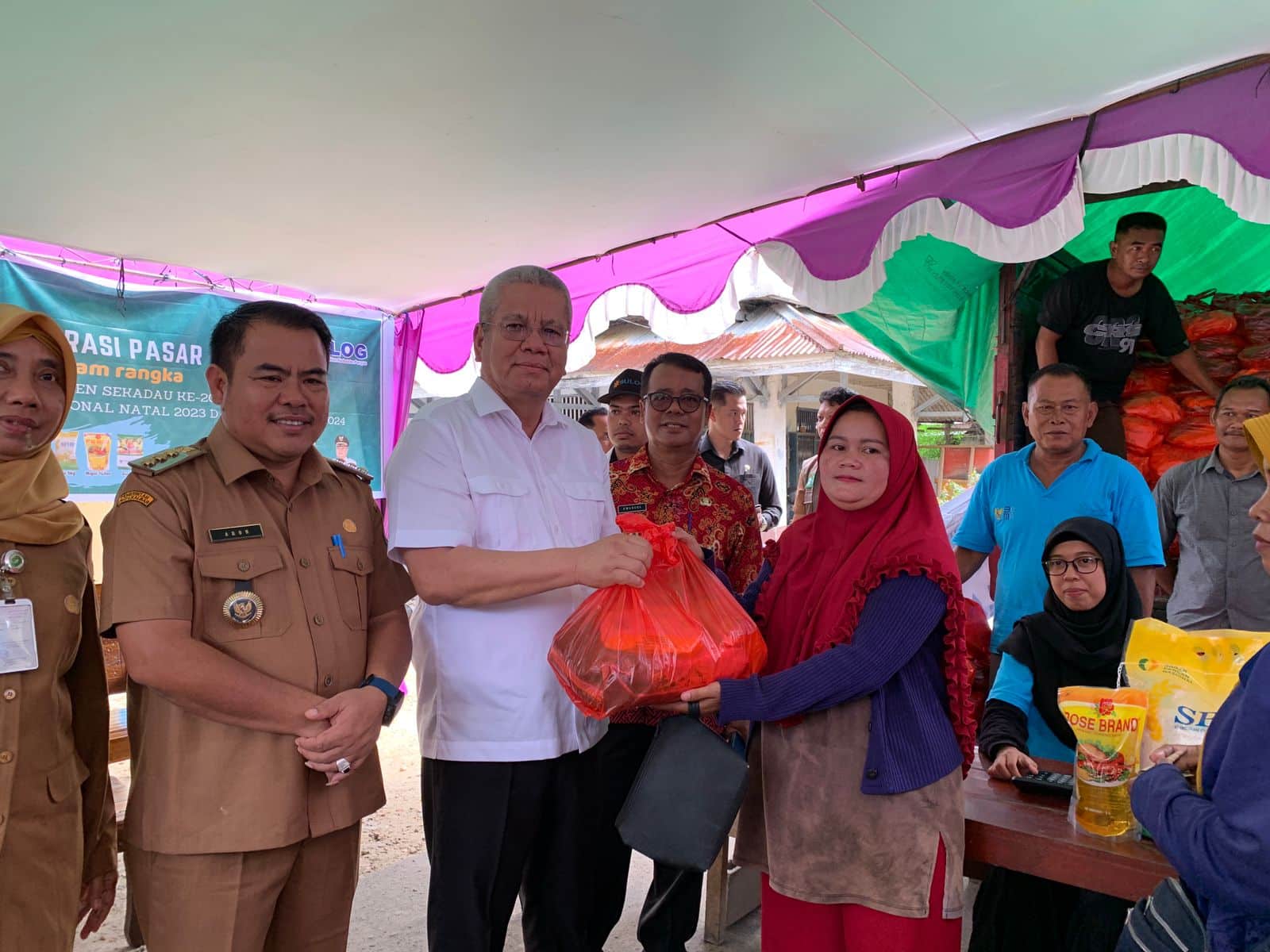 Momen HUT Kabupaten Sekadau, Harisson dan Aron Buka Pasar Murah di Flamboyan