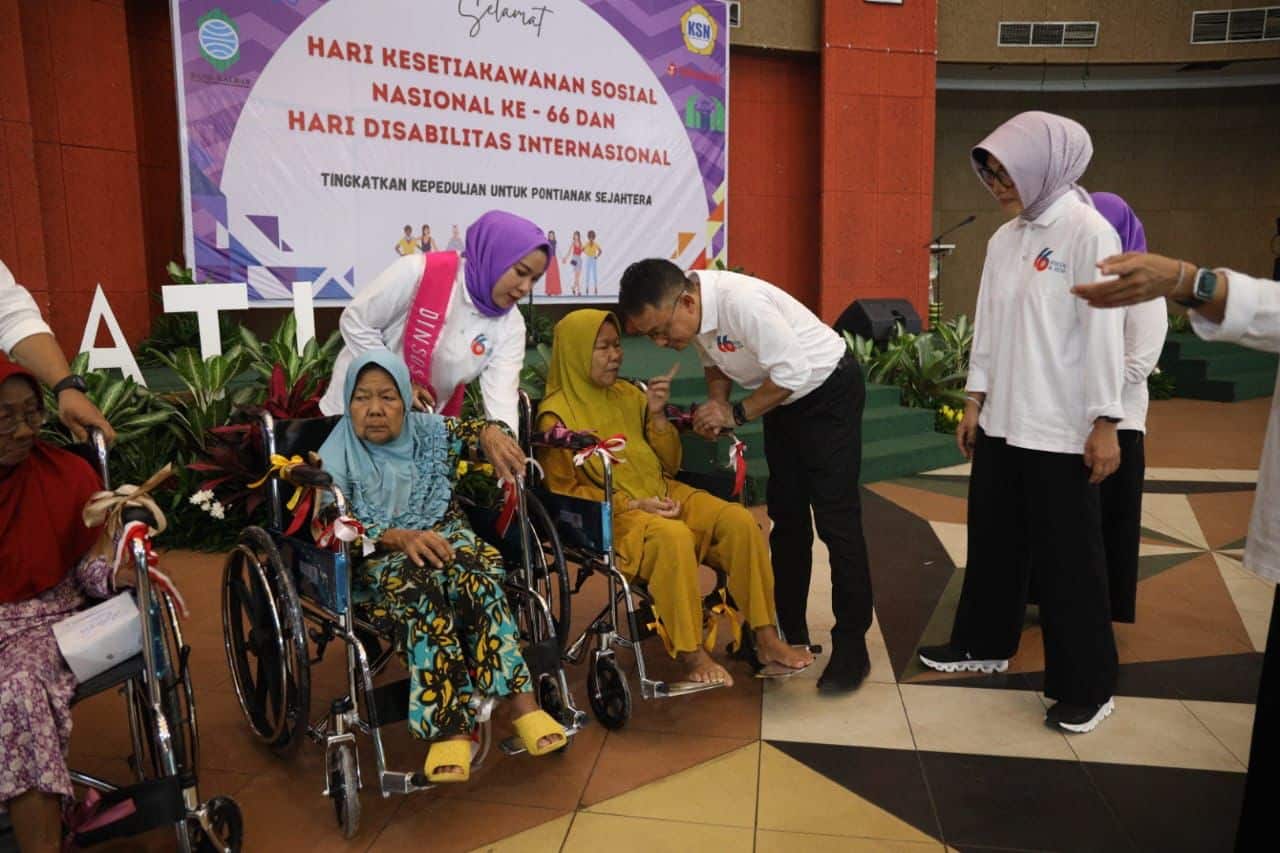 Pastikan Kesetaraan Penyandang Disabilitas, Pemkot Pontianak Serahkan Alat Bantu