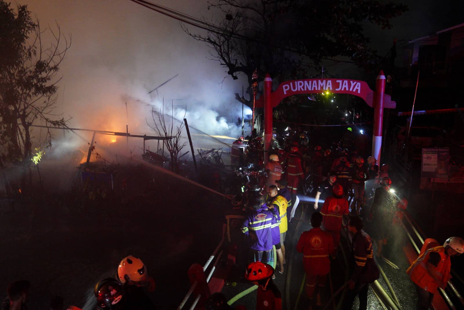 Bengkel dan Penampungan Barang Bekas di Jalan Purnama Terbakar