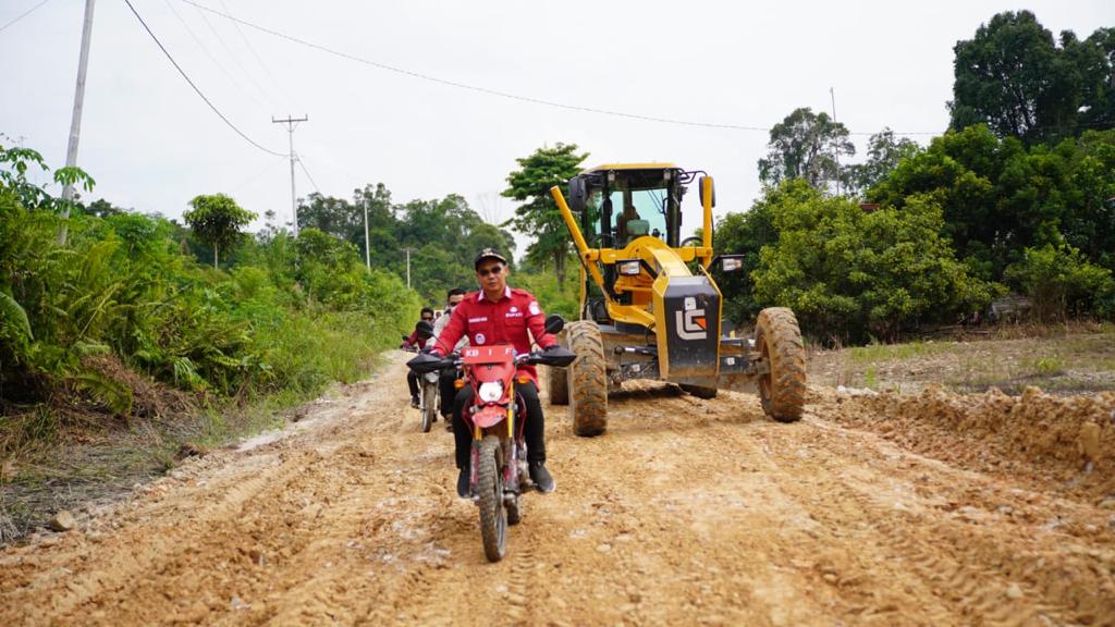 Bupati Kapuas Hulu Tinjau Pembangunan Ruas Jalan Nanga Kantuk - Sungai Antu