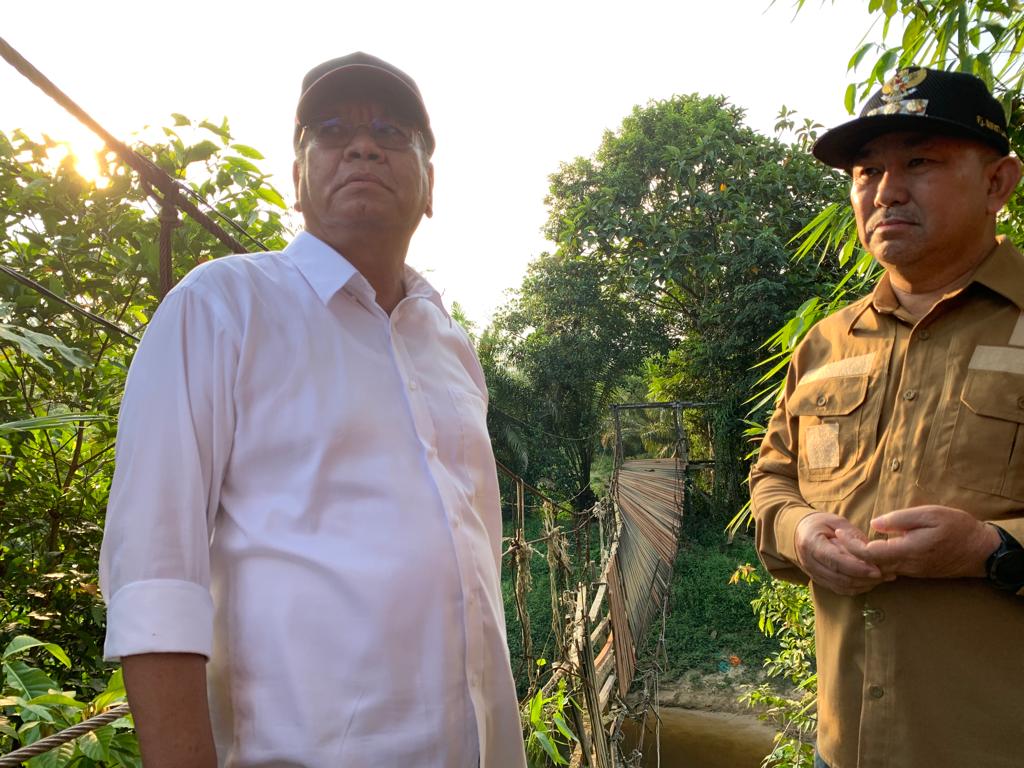 Respon Cepat Harisson, Turun Langsung Cek Jembatan Gantung Sungai Jambu Landak