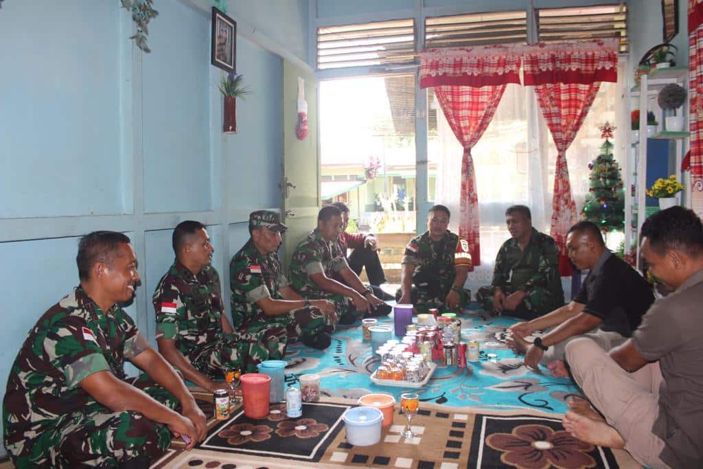 Dandim Putussibau bersama Perwira  Sambangi Rumah Para Anggotanya yang Merayakan Natal