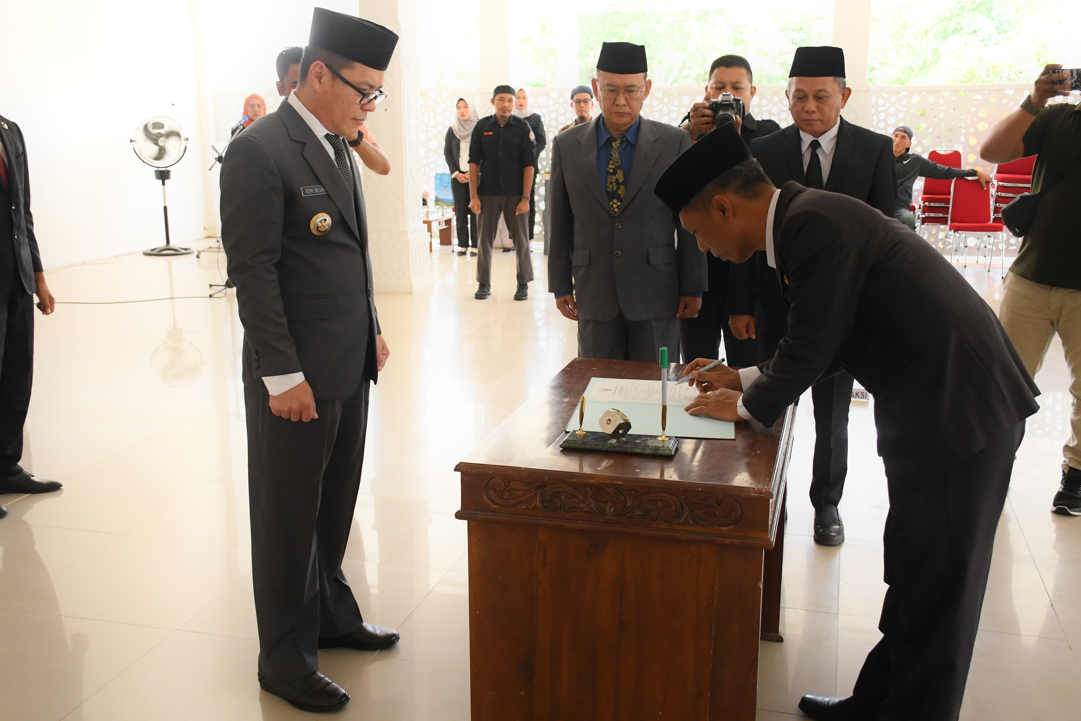 Pj Bupati Romi Lantik Rene Rienaldy Sebagai Pj Sekda Kayong Utara