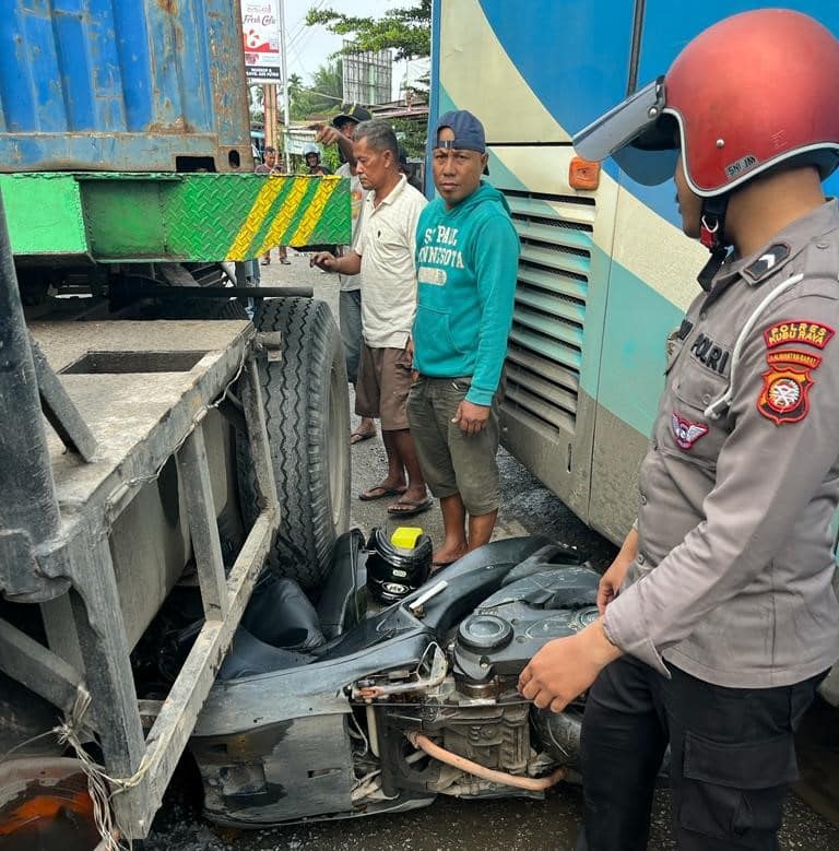 Antisipasi Korban Jiwa, Polantas Ini Rela Ganjal Bus Mogok dengan Kendaraan Pribadinya di Jembatan Kapuas 2