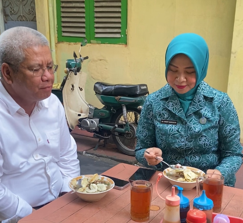 Harisson dan Windy Sarapan Bubur Daging Legendaris Awali Kunker Hari Kedua di Singkawang