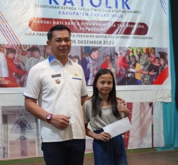 Sambut Natal, Bupati Kapuas Hulu Serahkan Tali Kasih Katolik kepada Anak Yatim dan Kaum Papa