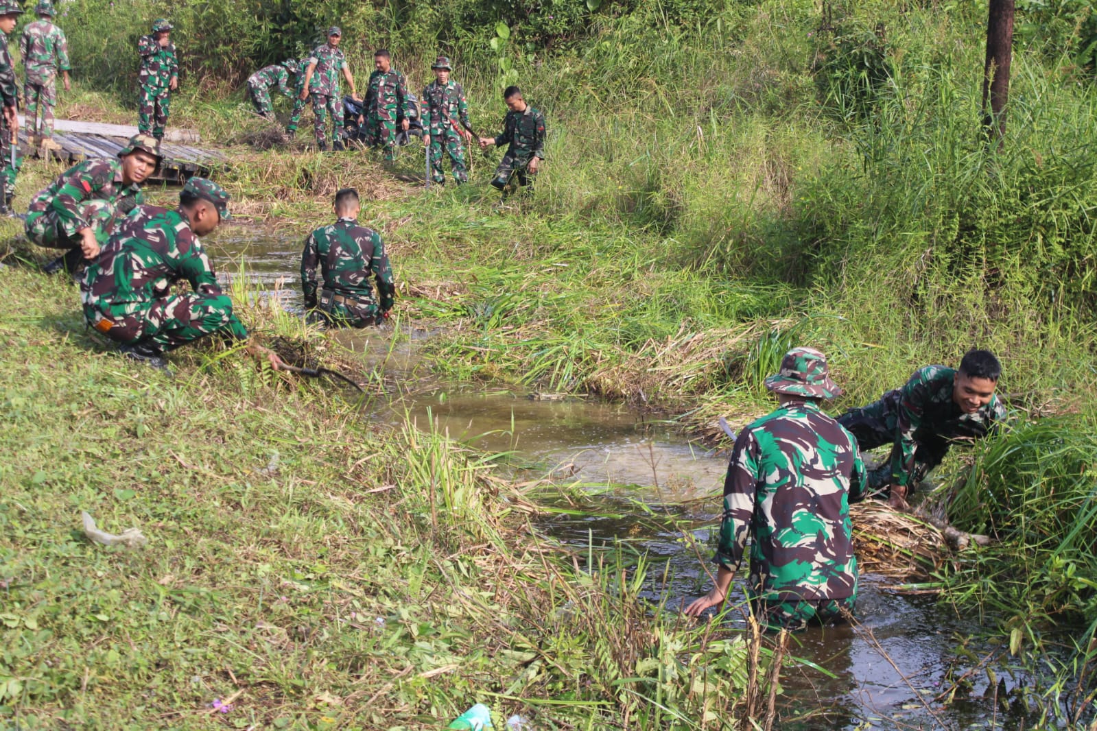 Sambut HUT ke-15, Prajurit Yonif 644 WLS Laksanakan Karya Bakti di Desa Sibau Hilir
