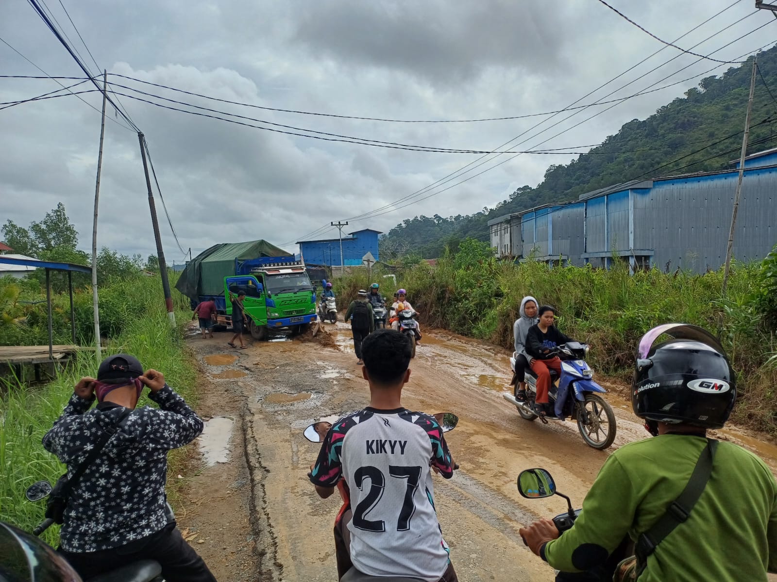 Truk Amblas dan Nyaris Tumbang di Jalan Poros Kecamatan Sukadana