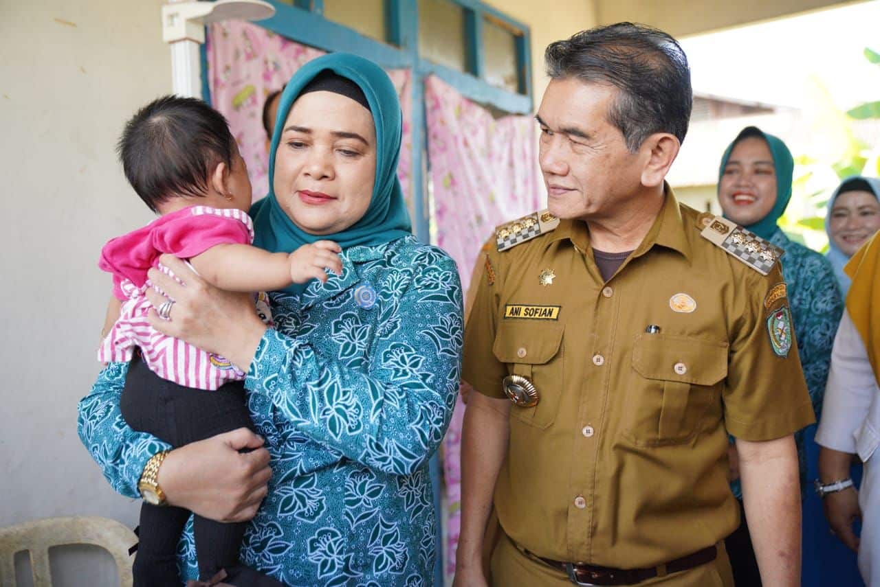 Pemkot Pontianak Beri Bantuan 10 Orang Tua Balita Stunting di Posyandu Kemuning