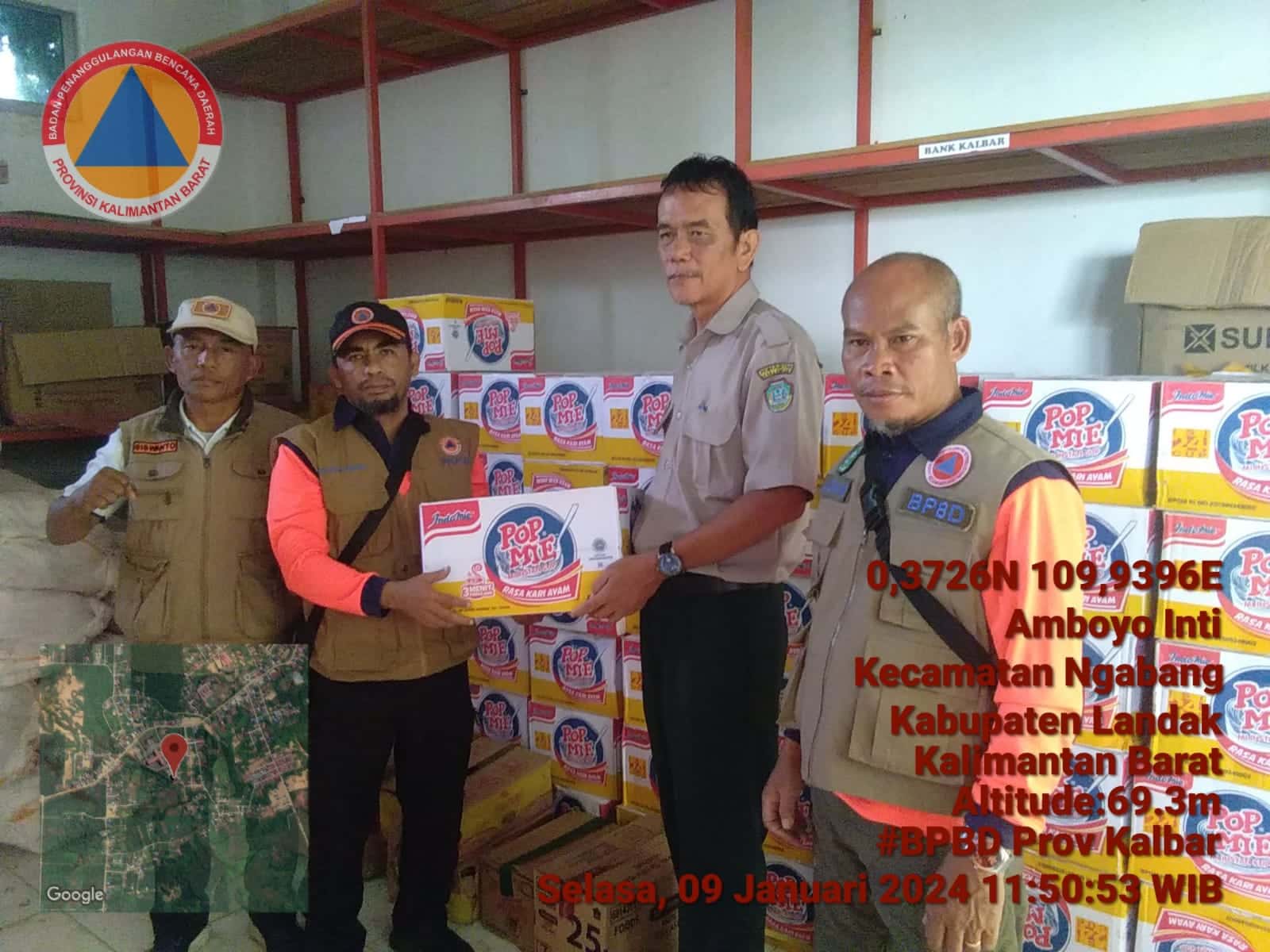 Pemprov Kalbar Serahkan Bantuan ke Masyarakat Terdampak Banjir di Kabupaten Landak