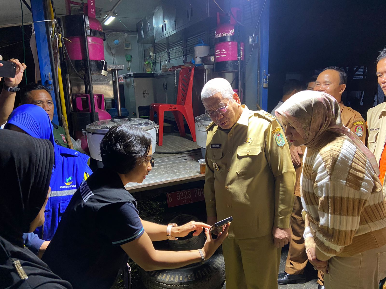 Pastikan Korban Banjir Tak Kekurangan, Harisson Tinjau Pos Pengungsian dan Dapur Umum di Kabupaten Landak