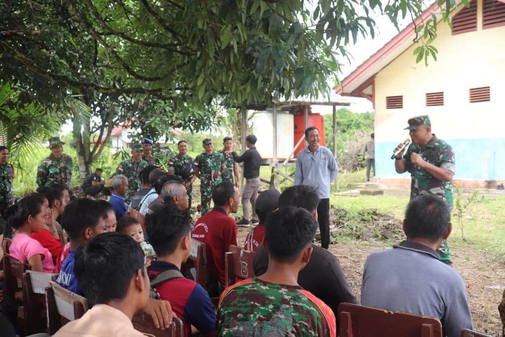 Danrem 121/Abw dan Dandim 1206/Psb Berikan Penyuluhan Kebangsaan di Wilayah Perbatasan RI-Malaysia