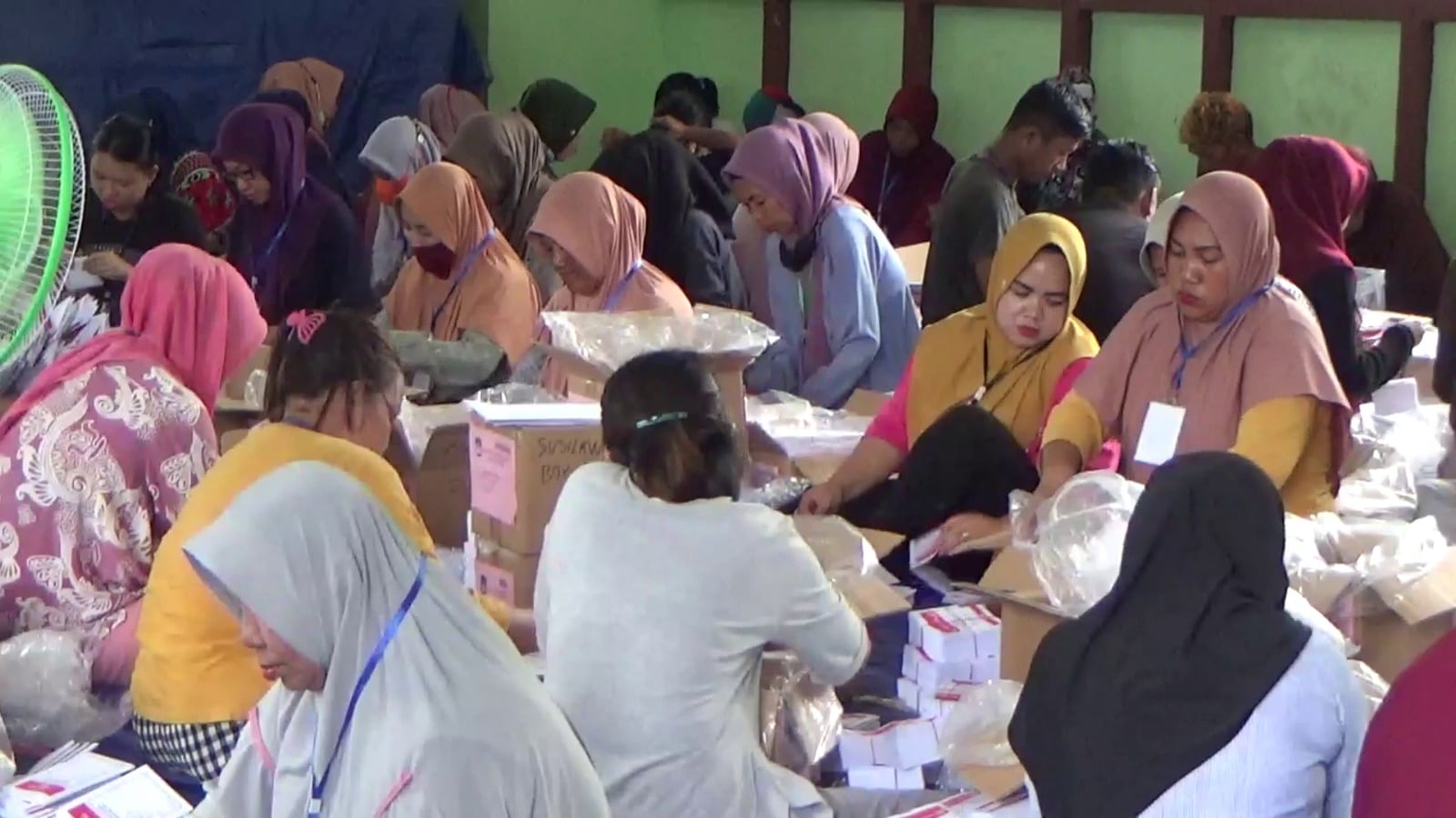 Kejar Target, KPU Ketapang Kerahkan 160 Petugas Pelipatan Surat Suara DPD dan Presiden