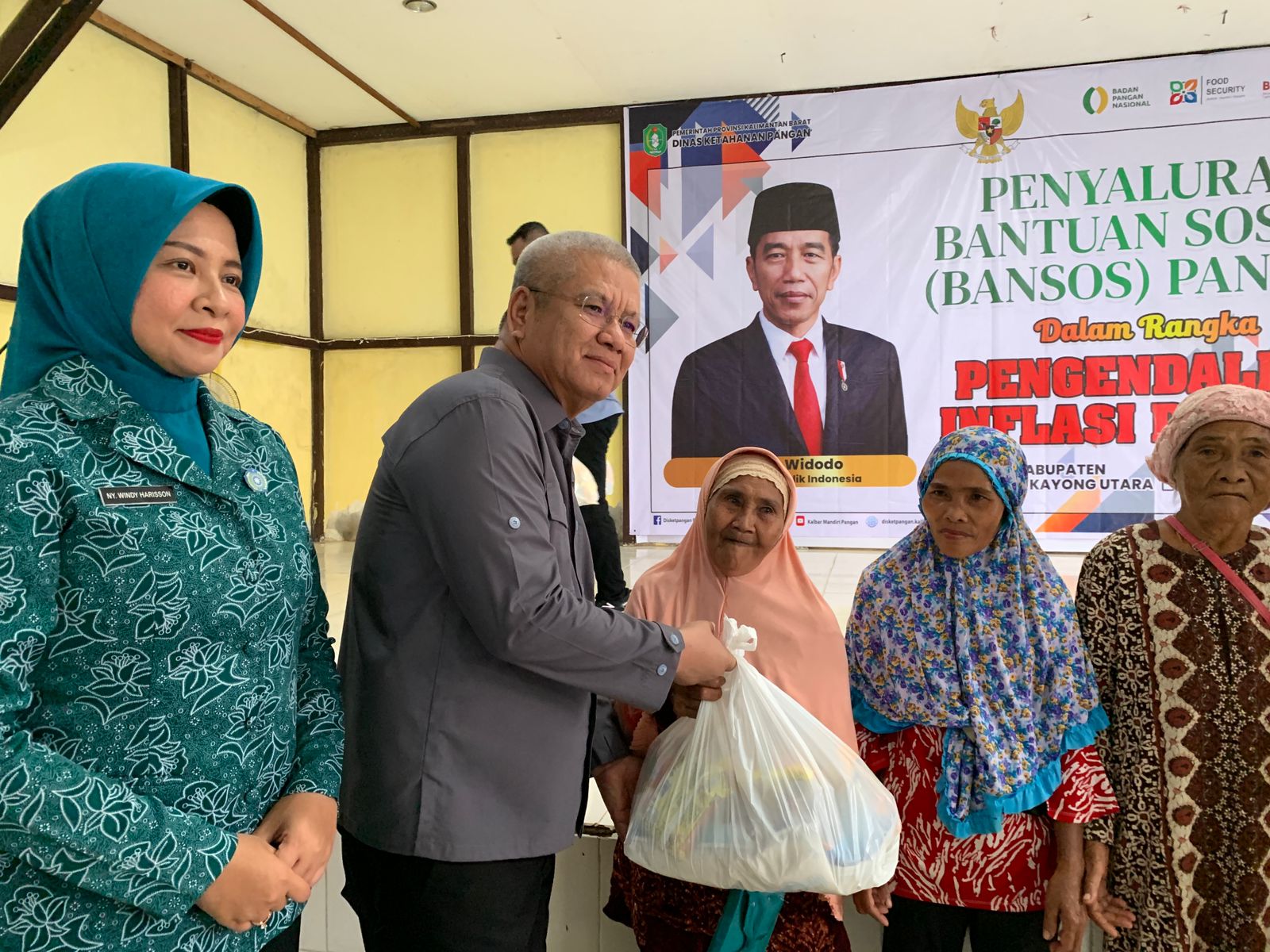 Awali Kunker di Kayong Utara, Harisson dan Windy Serahkan Bantuan Pangan Pengendali Inflasi