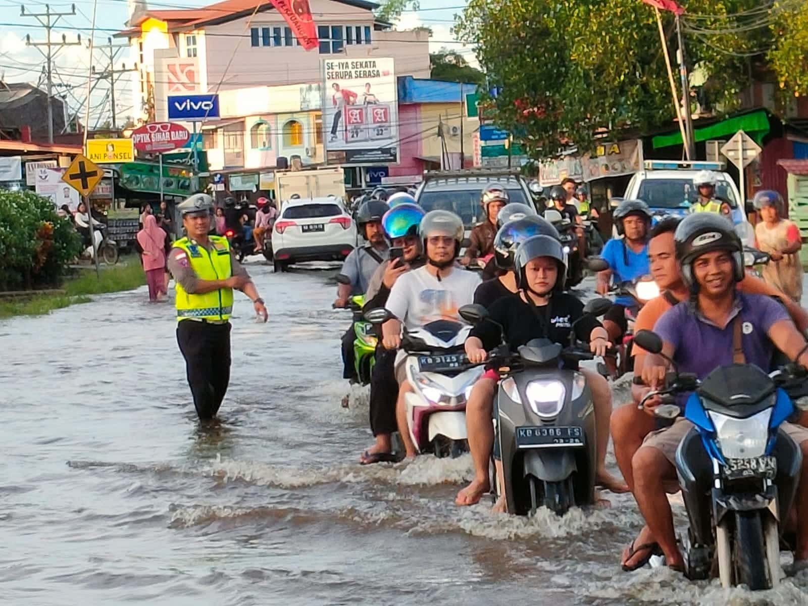 Banjir Genangi Kota Putussibau, Satlantas Polres Kapuas Hulu Turun Atur Lalu Lintas