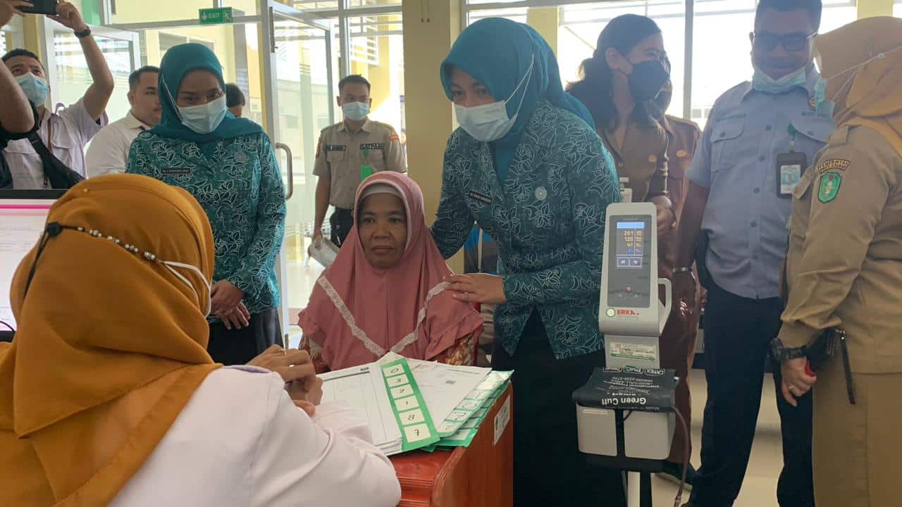Windy Jenguk Para Pasien Ibu dan Anak di RSUD Sultan Jamaluddin Sukadana