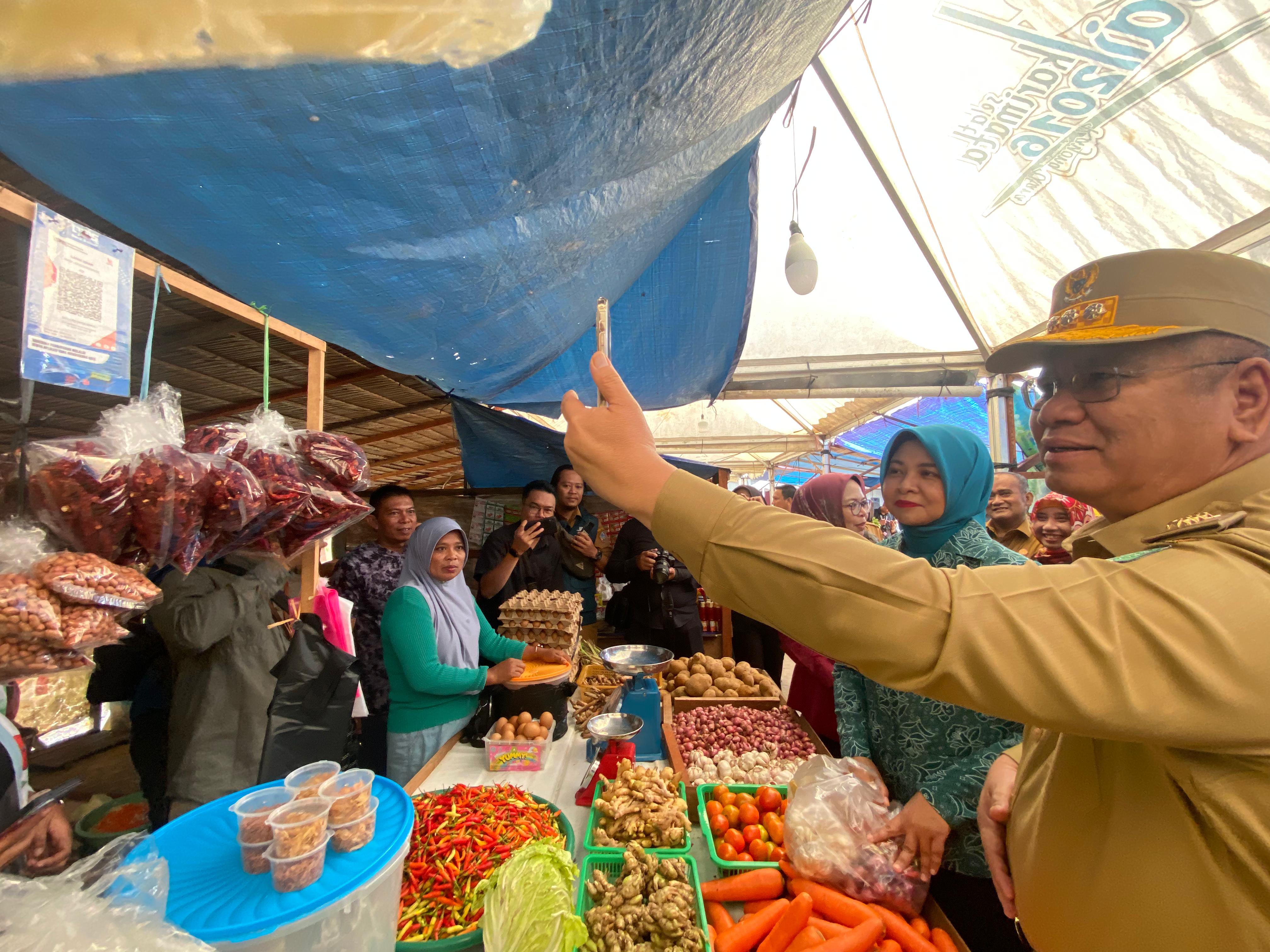Pj Gubernur Kalbar Borong Sembako di Pasar Rakyat Sukadana
