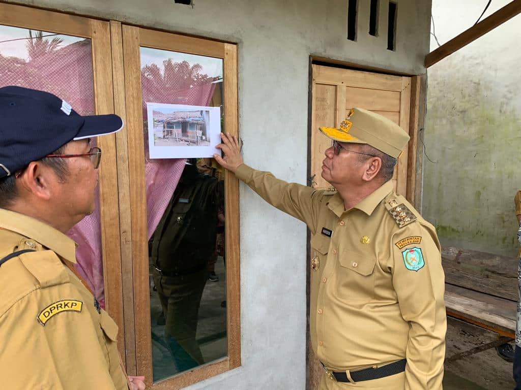 Harisson Cek Hasil Program Bedah Rumah Pemprov Kalbar di Riam Berasap