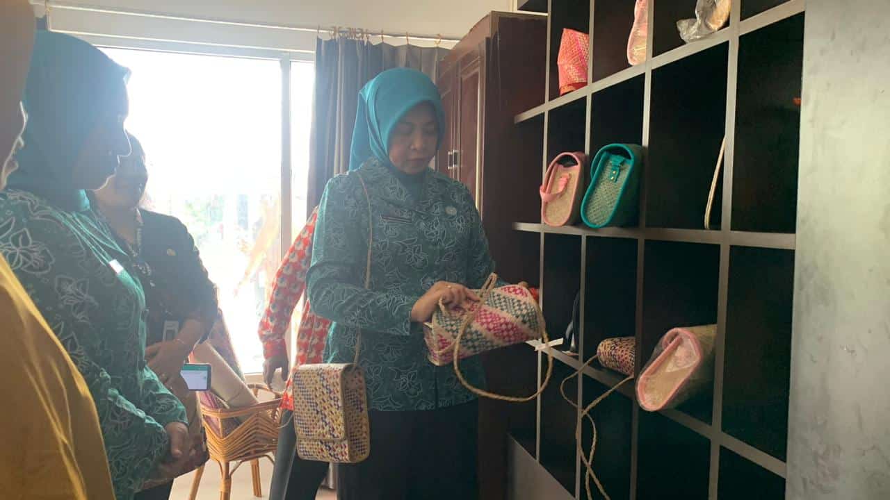 Windy Borong Produk UMKM Berbahan Daun Pandan di Dekranasda Sukadana 