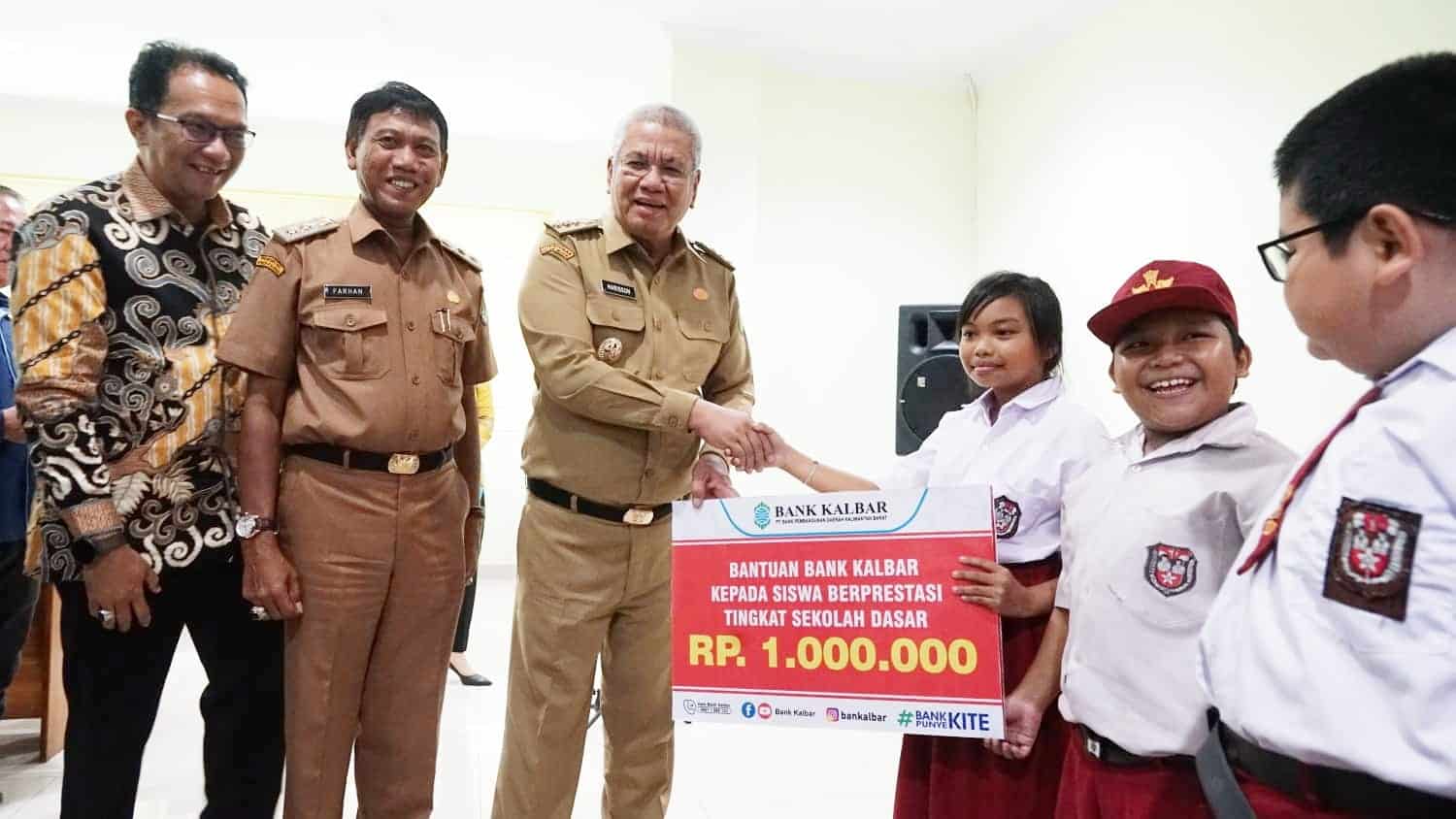 Sembilan Pelajar di Ketapang Dapat Beasiswa Prestasi dari Bank Kalbar