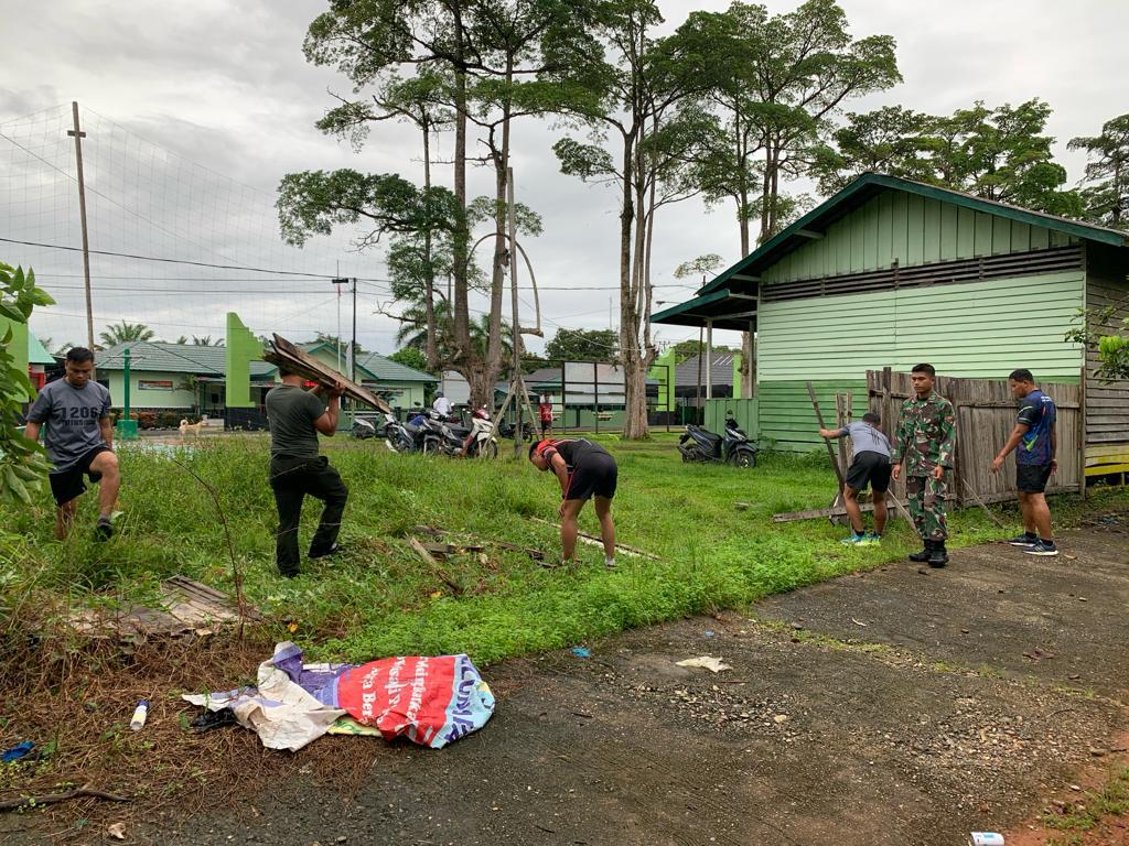 Ciptakan Kondisi Tetap Asri, Anggota Kodim 1206 Putussibau Kerja Bakti Bersihkan Markas
