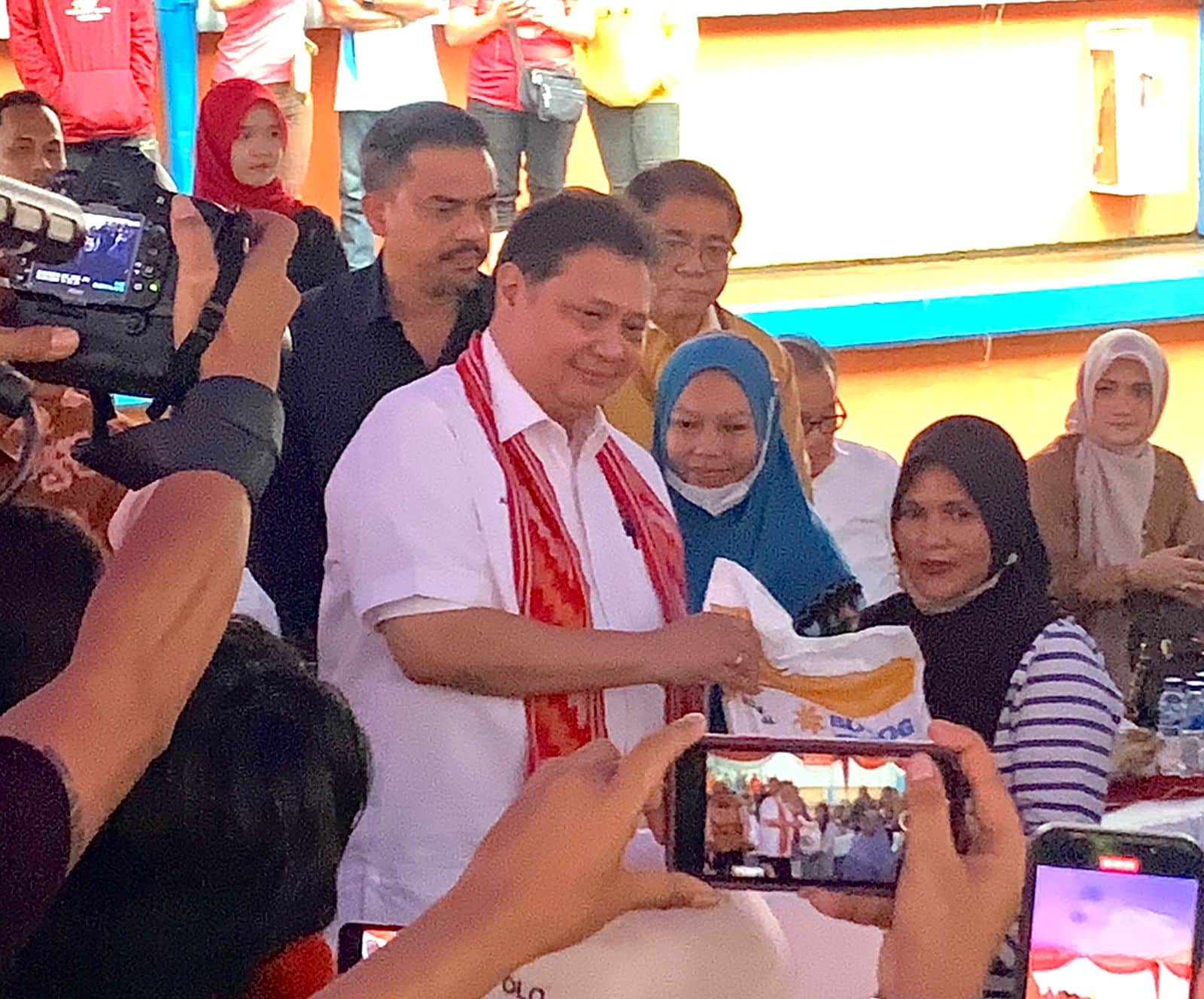 Menko Perekonomian Airlangga Serahkan Bantuan Beras 10 Kg ke 6.486 Warga di Kubu Raya