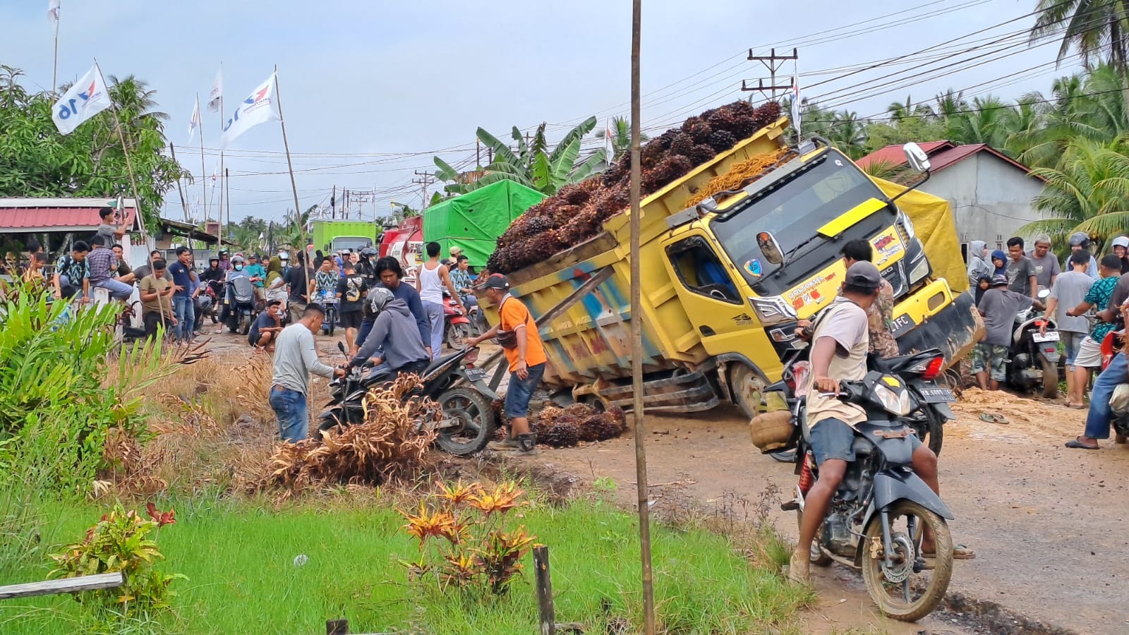 Truk Bermuatan Sawit Amblas, Lalu Lintas di Jalan Poros Simpang Hilir Macet