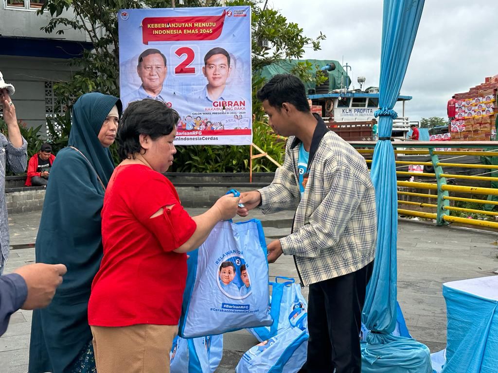 Ribuan Warga Serbu Tebus Murah Sembako Relawan For Gibran