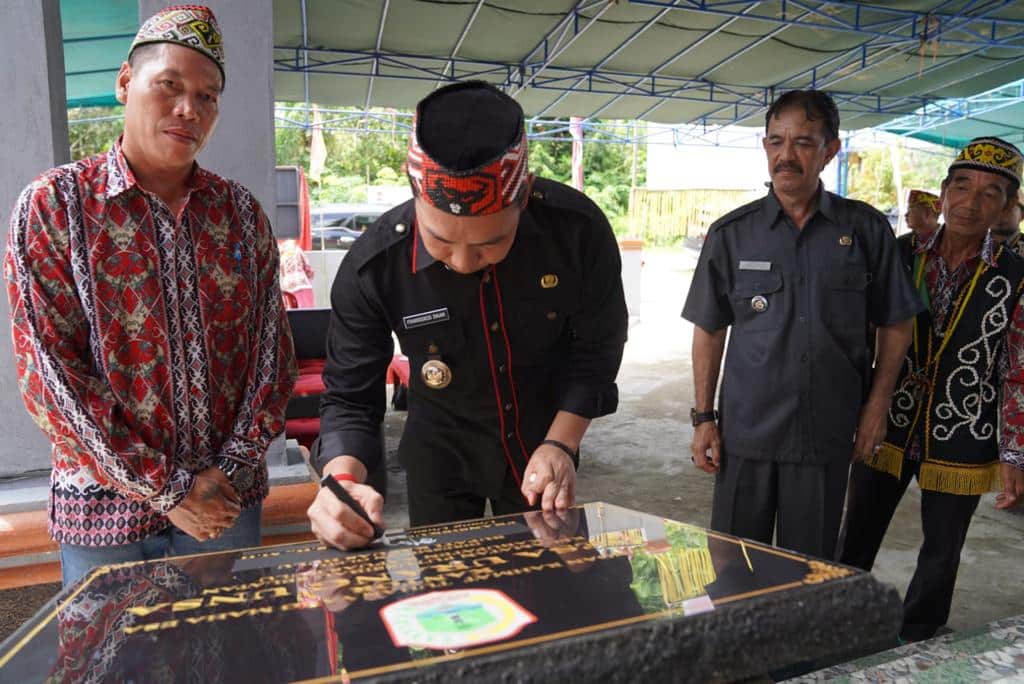Bupati Kapuas Hulu Resmikan Kantor Desa Urang Unsa