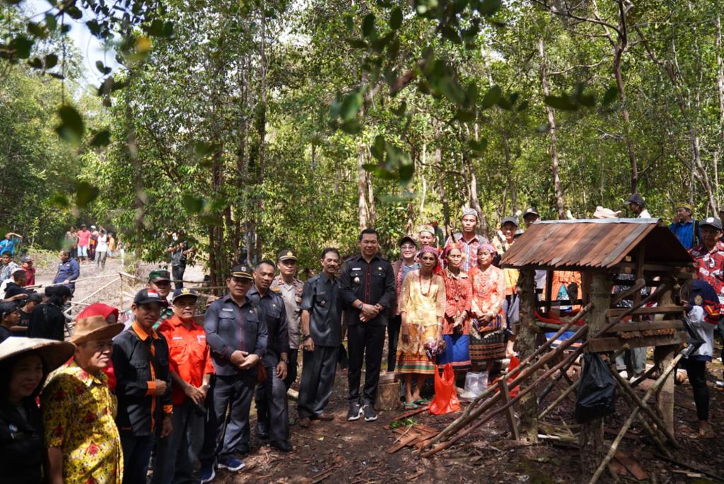 Bupati Kapuas Hulu Ikuti Prosesi Upacara Pamindara Bukit Bai Sampe