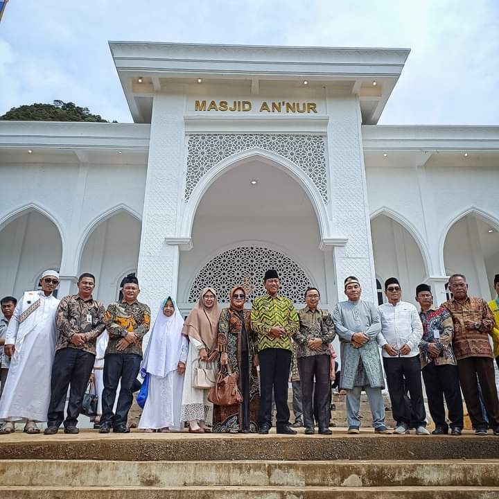 Wabup Ketapang Resmikan Masjid An-Nur dan TPA Addarulmunawarah Sei Laur