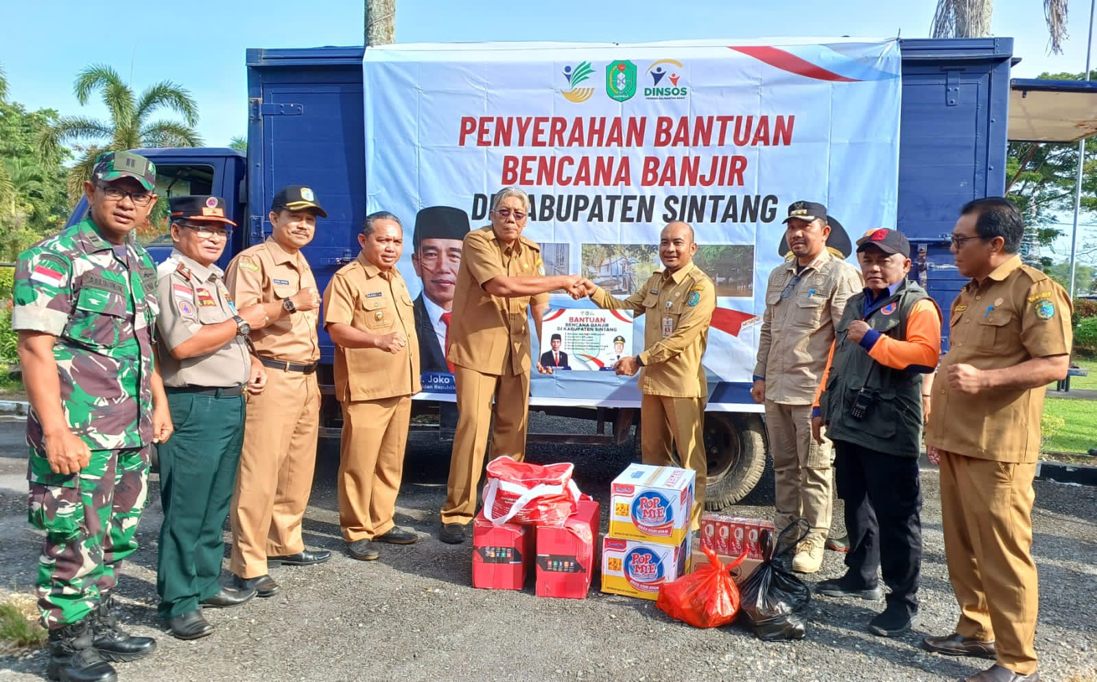 Pemprov Kalbar Serahkan Bantuan ke Warga Terdampak Banjir Sintang