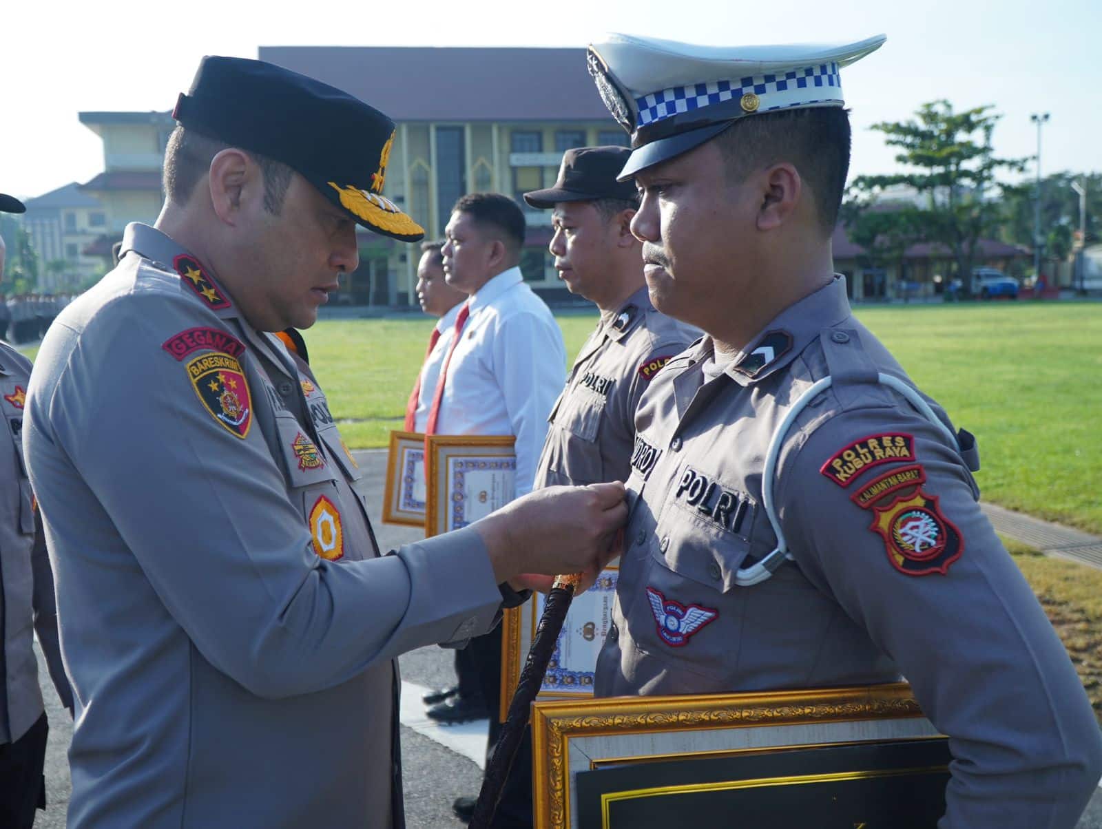 Kapolda Kalbar Berikan Penghargaan ke Personel yang Berhasil Mengantisipasi Kecelakaan di Tol Kapuas II
