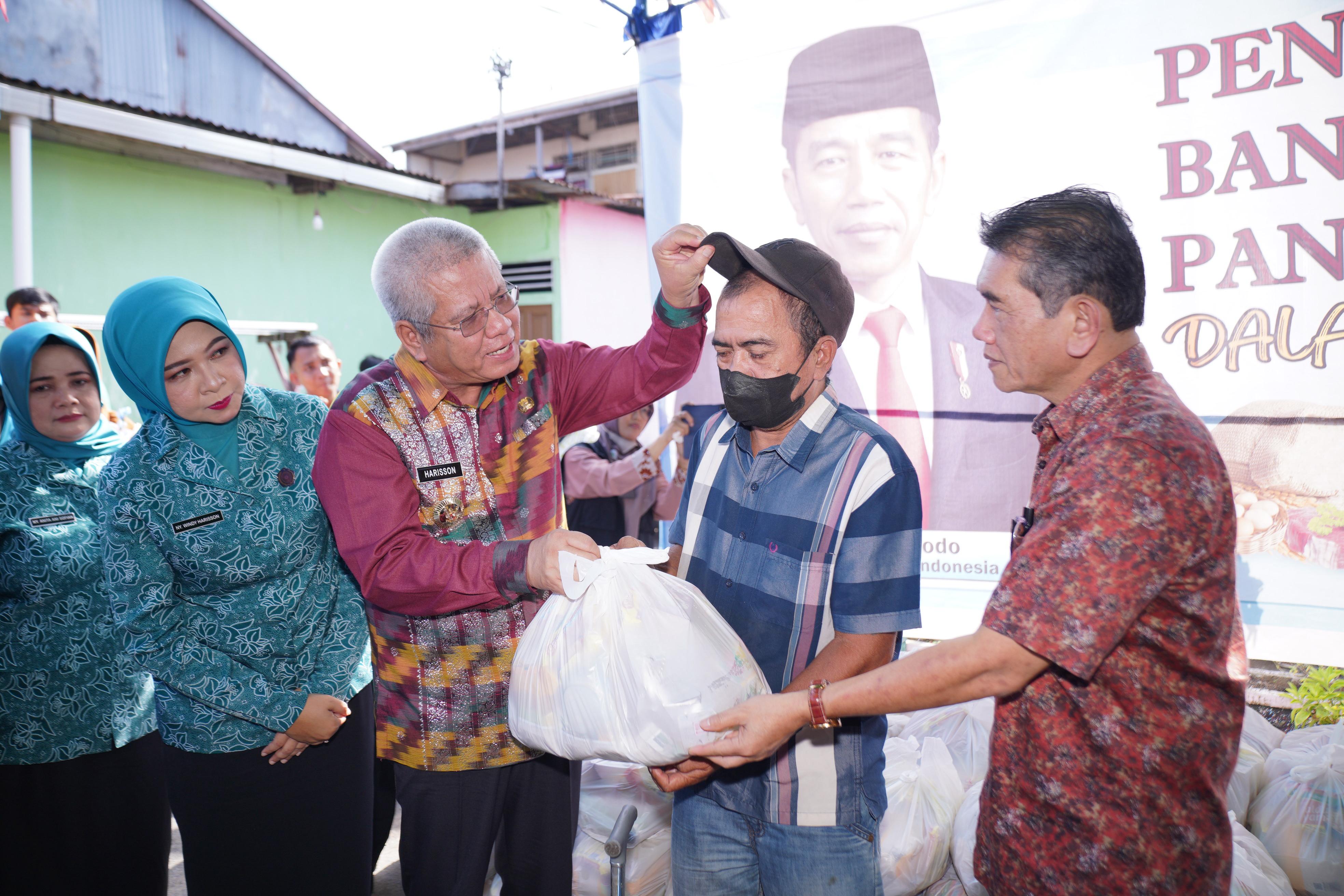 Jalankan Perintah Jokowi, Harisson Beri Edukasi Gizi dan Salurkan 500 Paket Sembako di Pontianak