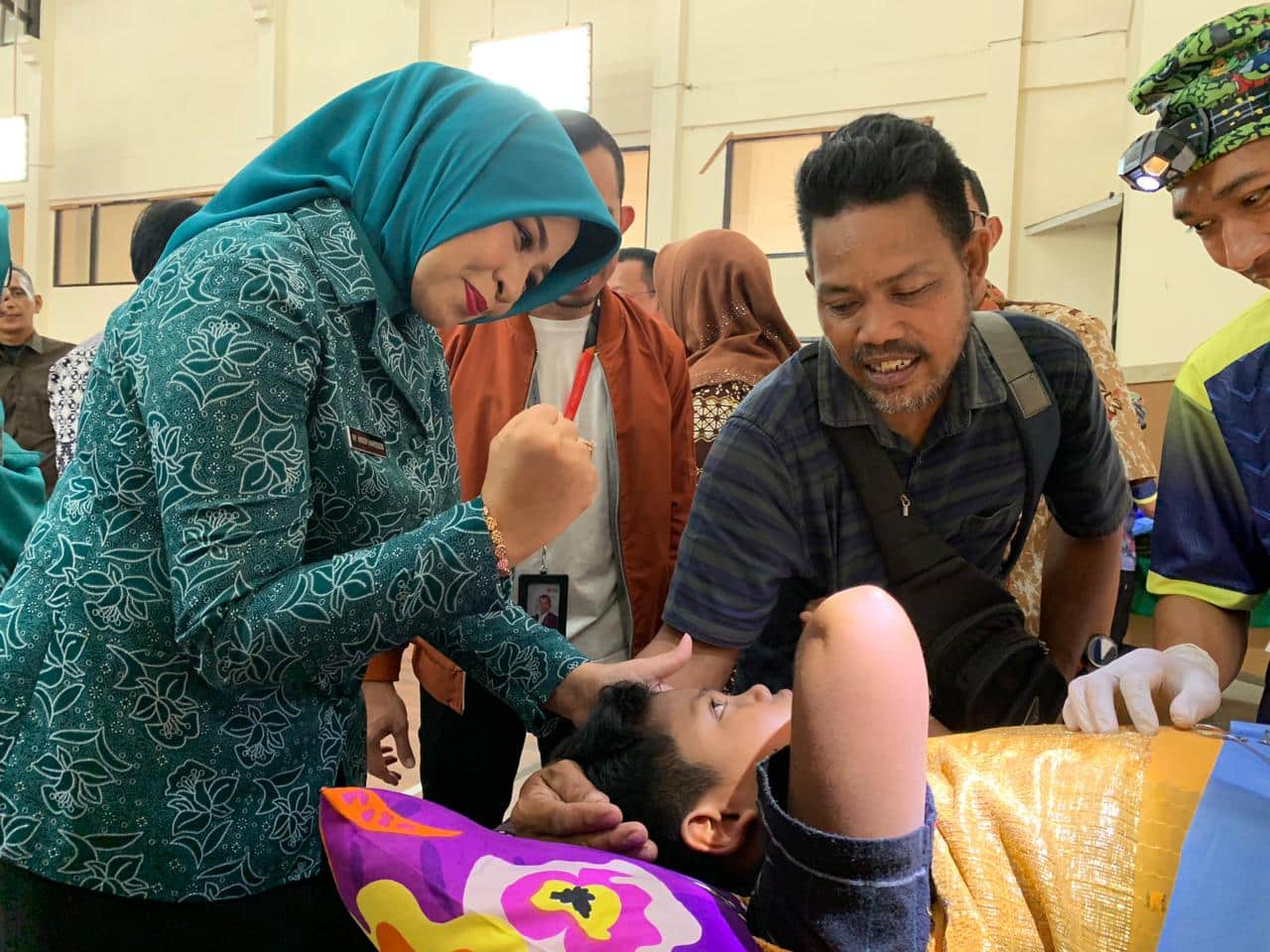 Windy Berikan Bingkisan ke Ratusan Anak yang Ikuti Sunatan Massal HUT Pemprov ke-67