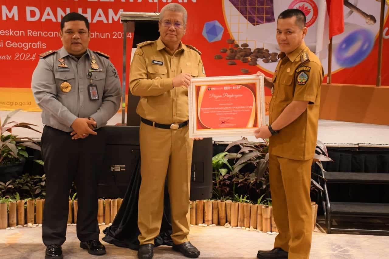 Pemkab Kayong Utara Terima Penghargaan Pelaporan JDIH dari Dirjen KI Kemenkum HAM RI