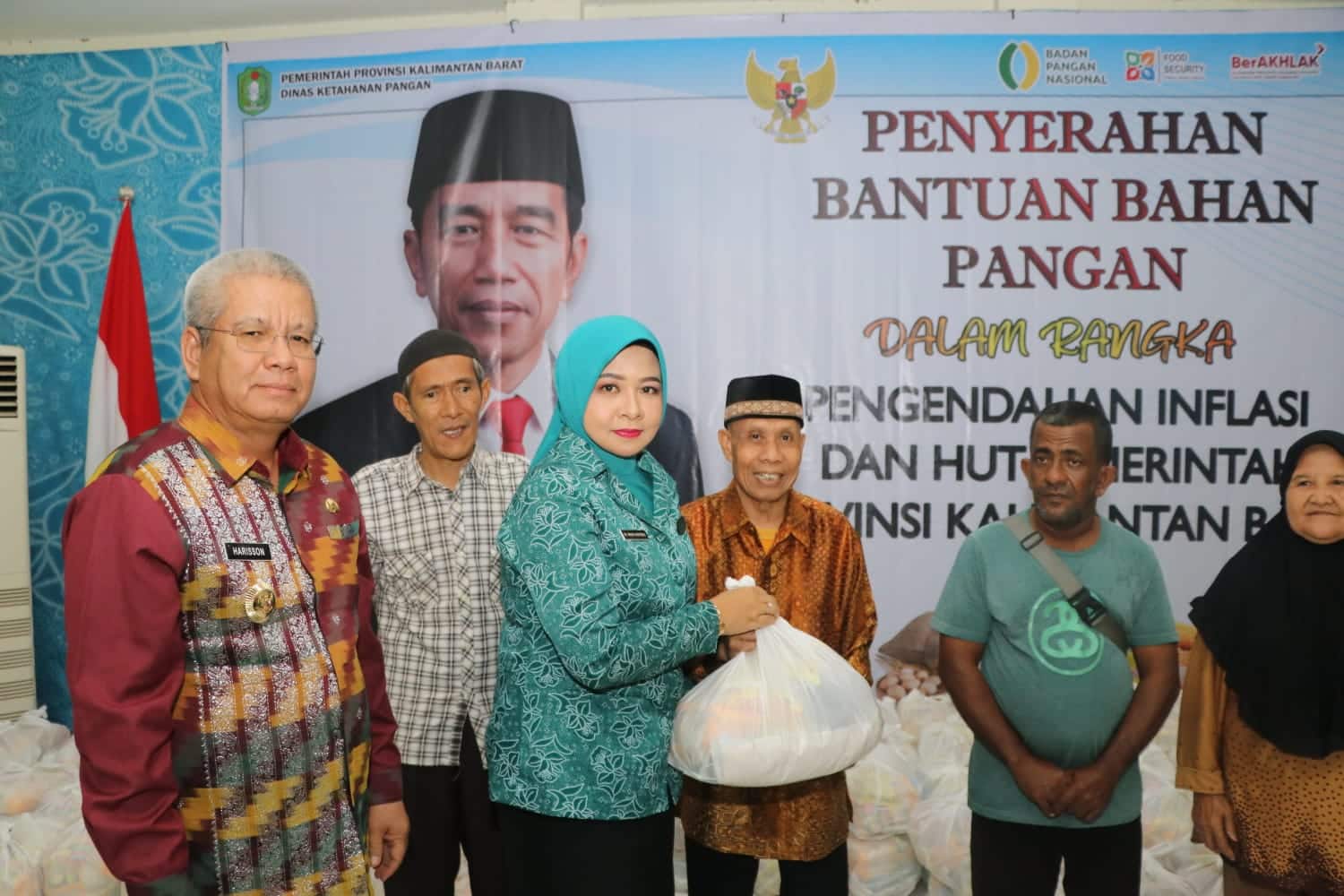 Harisson dan Windy Sebar Ratusan Paket Pangan ke Penyandang Masalah Kesejahteraan Sosial di Pontianak